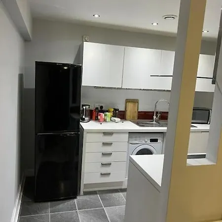 *lux Cosy 2 Bedroom With Parking, Balcony*