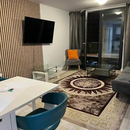 Apartamento *lux Cosy 2 Bedroom With Parking, Balcony*